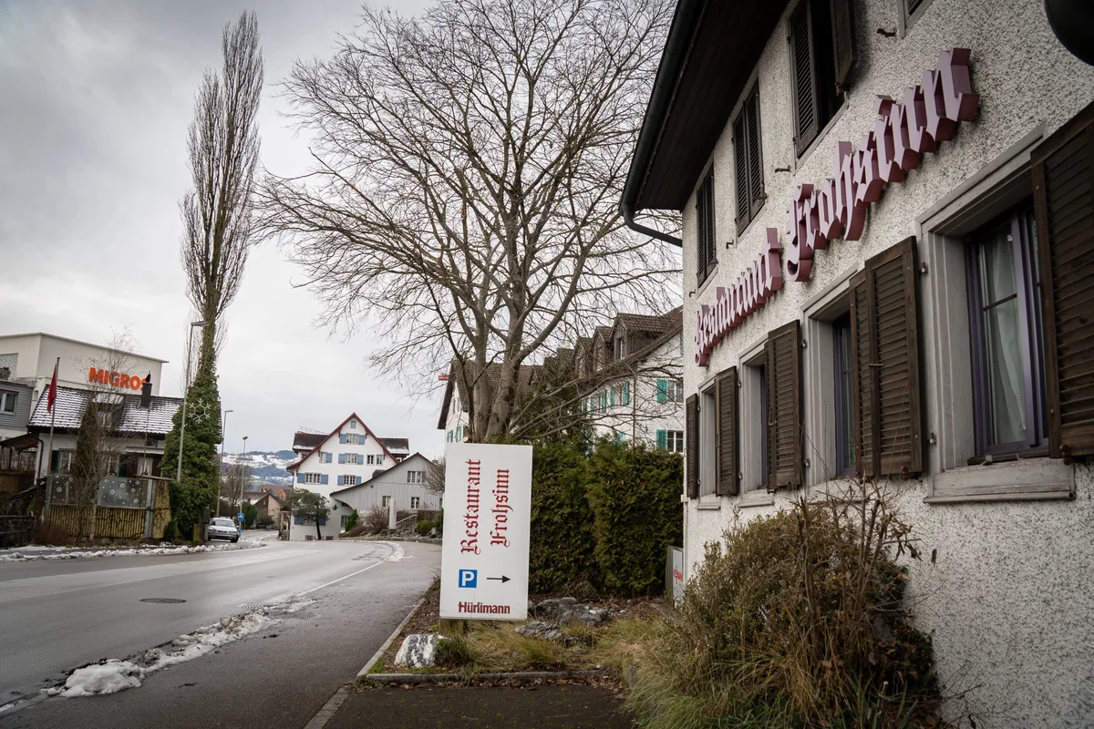 Ein an einer Hauptverkehrsachse liegendes Gasthaus.